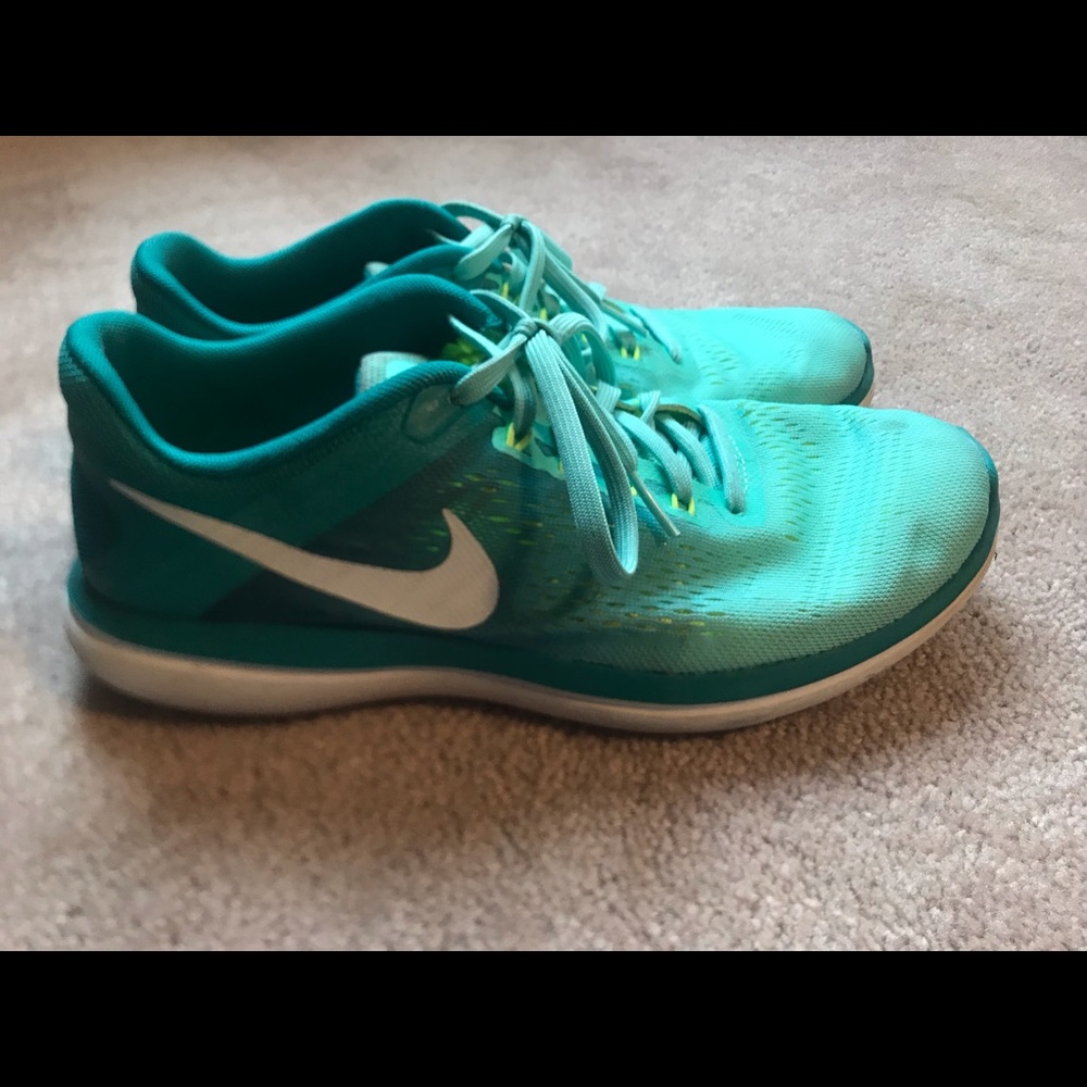 Nike Women’s Flex 2016 Running Shoes (8.5)